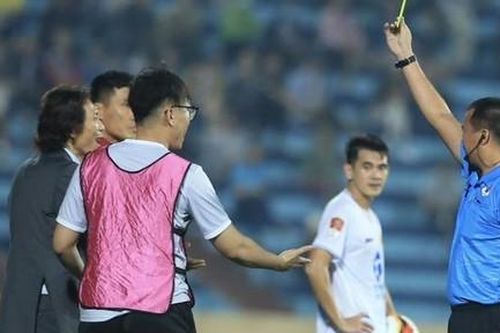 Clip HLV Gong Oh-kyun xô xát với cầu thủ Nam Định