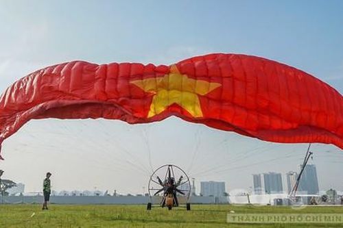 Thực hư chương trình dù lượn 'một ngày làm phi công' bị tố bay 'chui'