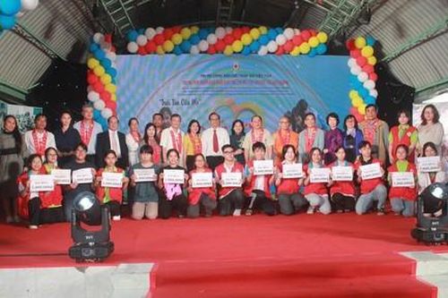 Tặng 1.200 phần quà cho người tàn tật, trẻ em khó khăn