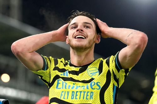 Sau Man City, Aston Villa thắng tiếp trước Arsenal