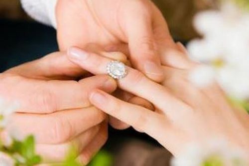 Độc lạ hôn nhân: Người đàn ông sống chung với cả vợ mới lẫn vợ cũ sau khi ly hôn!