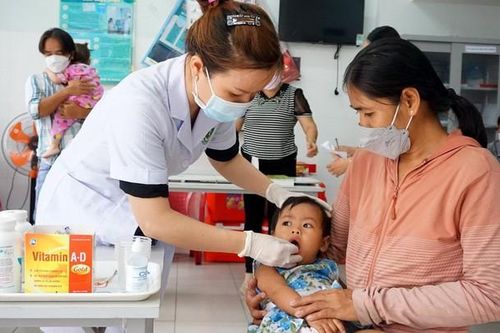 Vì sao phải cho trẻ đi uống vitamin A định kỳ hàng năm?
