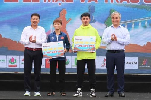 Trao giải Nghi Xuân Half marathon 2023