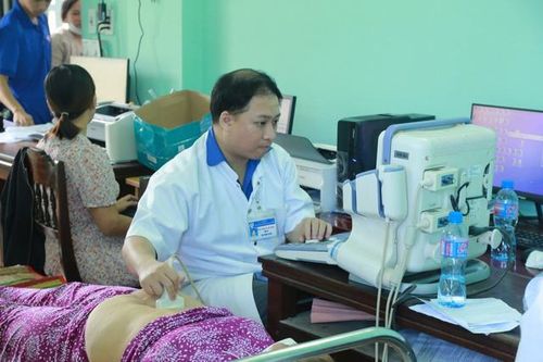 Hàng trăm người dân vùng rốn lũ được khám bệnh, cấp thuốc miễn phí