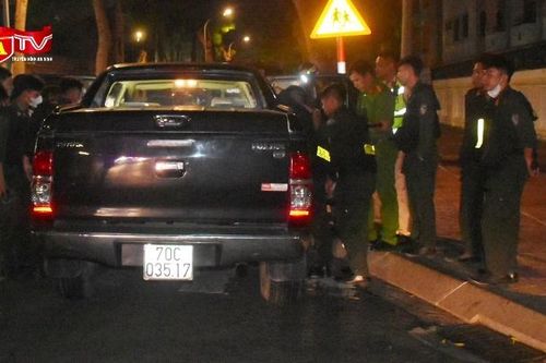 Phát hiện 7 thanh niên dương tính với ma túy 'găm' súng, dao trên xe ô tô