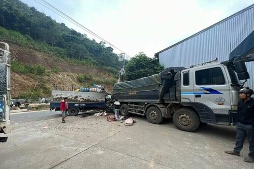 Hãi hùng khoảnh khắc lái xe tông vào xe tải khiến 2 người tử vong