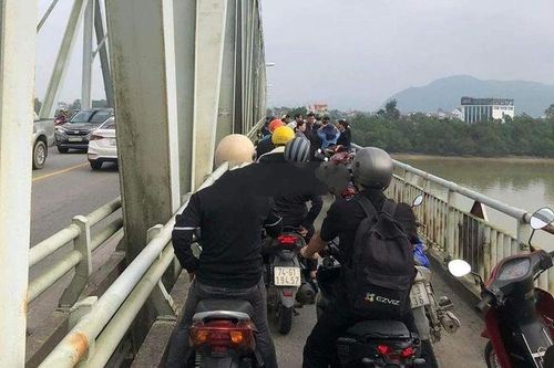 Tìm kiếm nam sinh nhảy cầu Bến Thủy