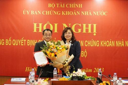 Trao Quyết định tiếp nhận, bổ nhiệm Tổng Biên tập Tạp chí Chứng khoán