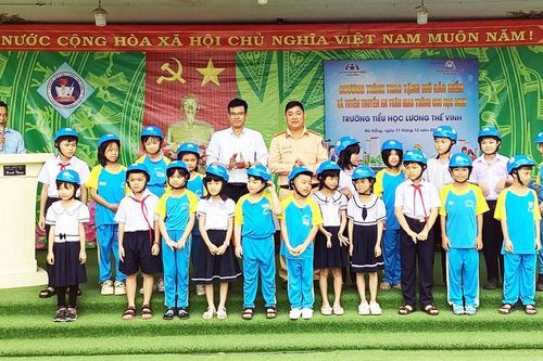 Đà Nẵng, tặng 700 mũ bảo hiểm cho các em học sinh tiểu học