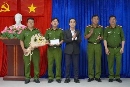 Khen thưởng đột xuất cho CAQ Ngũ Hành Sơn