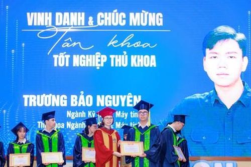 Thủ khoa Xuất sắc ngành Kỹ thuật Máy tính của trường ĐH Công nghệ thông tin