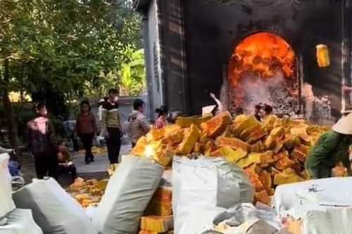 Đốt hàng tấn vàng mã để 'trả lễ', tín ngưỡng hay mê tín?