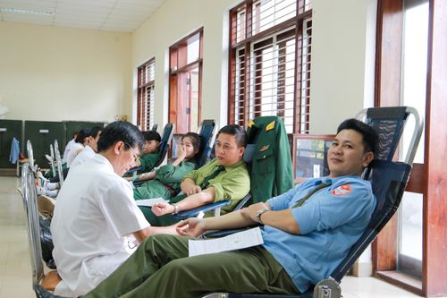 Hơn 200 cán bộ, giảng viên, SV Trung tâm GD QP&AN, ĐH Huế hiến máu tình nguyện