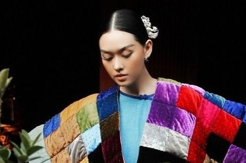 Á hậu Tường San khoe sắc với những thiết kế áo khoác trần bông trong trời Đông Hà Nội