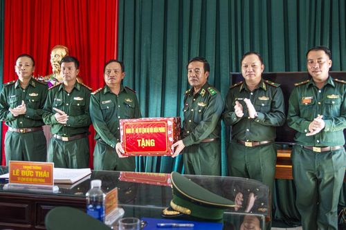 Trung tướng Lê Đức Thái thăm và kiểm tra Đồn Biên phòng cửa khẩu quốc tế Bờ Y