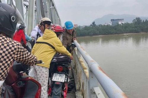 Để lại xe máy điện, cặp sách trên cầu, nam sinh 16 tuổi gieo mình xuống sông Lam
