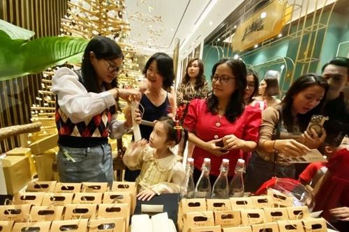 Nha Trang: Khách sạn Potique thắp sáng cây thông Noel kết hợp gây quỹ từ thiện