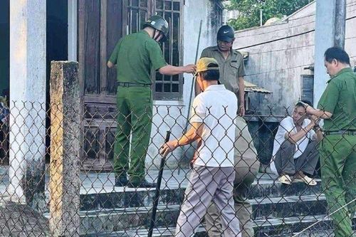 Người đàn ông có biểu hiện tâm thần đâm chết hàng xóm