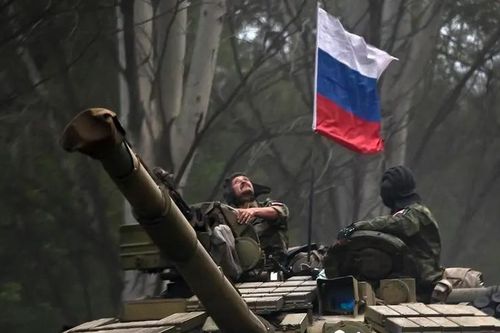 Cờ Nga ở thành trì Kiev tại Donetsk, Pháp ủng hộ EU mở đàm phán kết nạp Ukraine