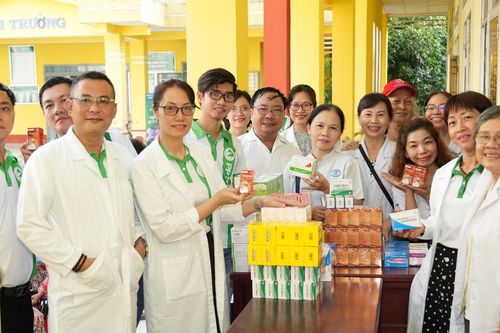 Dược phẩm Phong Phú khám bệnh, tặng thuốc cho người dân Trà Vinh, Bến Tre