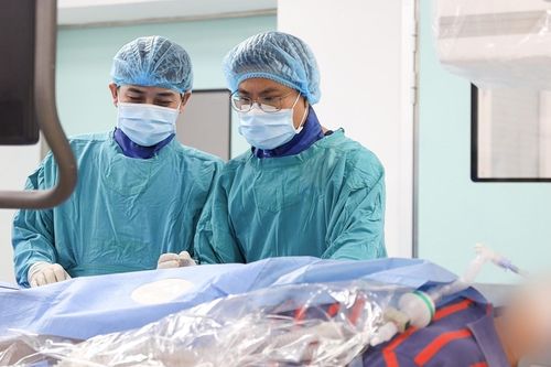 Du khách nước ngoài đi cấp cứu khi vừa xuống sân bay