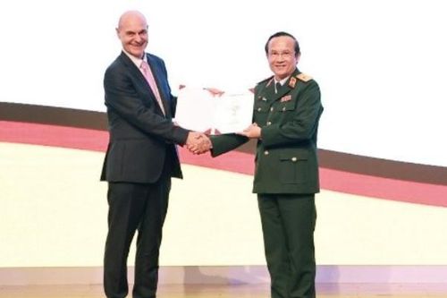 Giám đốc Bệnh viện 108 nhận hàm giáo sư đại học ở Đức