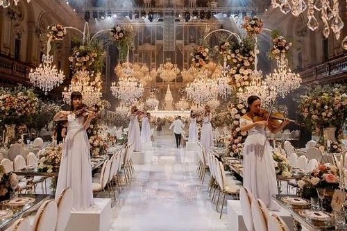 Đám cưới đẹp như mơ với 15.000 bông hồng, chiếc bánh cao 1,8m gần 300 triệu đồng