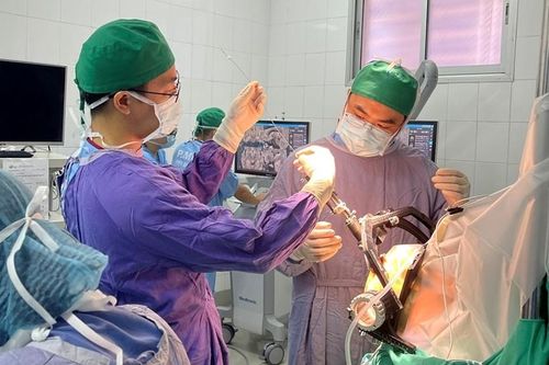 Phẫu thuật thành công cho 2 bệnh nhân Parkinson nặng bằng phương pháp kích thích não sâu