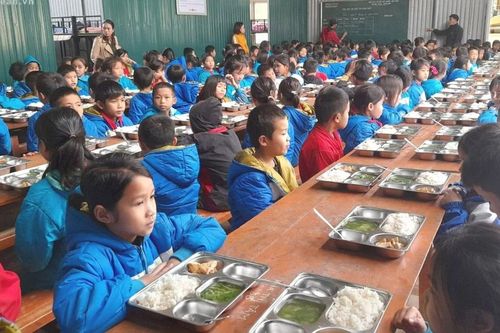 Những bữa ăn ân tình cho trẻ vùng cao Nghệ An