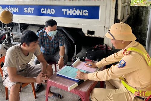 Xử phạt tài xế có 'hành vi lạ' trên đường phố Hà Tĩnh
