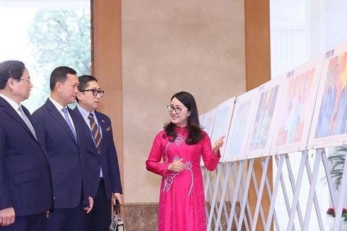 Thủ tướng Việt Nam và Campuchia tham quan trưng bày ảnh của TTXVN