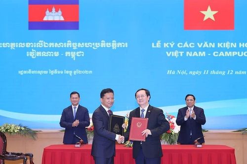 Thủ tướng Việt Nam và Campuchia chứng kiến ký kết văn kiện hợp tác song phương