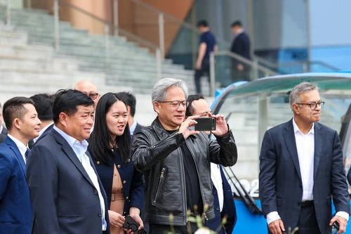 Chủ tịch NVIDIA thăm không gian Đổi mới Sáng tạo lớn nhất Việt Nam