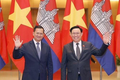 Chủ tịch Quốc hội Vương Đình Huệ hội kiến Thủ tướng Campuchia Samdech Hun Manet
