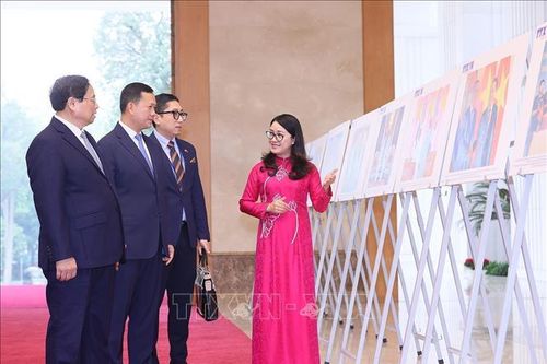 Thủ tướng Phạm Minh Chính và Thủ tướng Campuchia Samdech Hun Manet tham quan trưng bày ảnh của Thông tấn xã Việt Nam