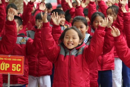 Công ty Golden City trao 1.000 áo ấm đến với học sinh nghèo miền núi