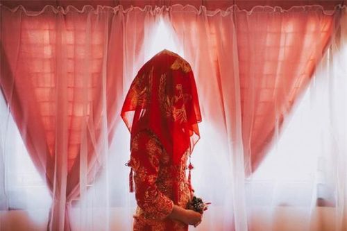 Vì sao cô dâu thời xưa đội 'khăn trùm đầu đỏ'? Nguồn gốc quá 'đáng sợ'