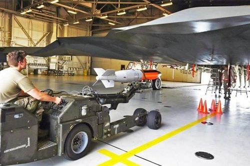 Oanh tạc cơ tàng hình B-2 Spirit chính thức trang bị bom hạt nhân B61-12