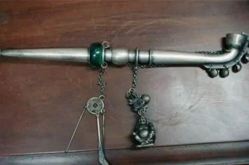 Con người hút thuốc sớm nhất từ khi nào?