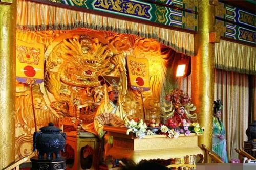 Áo choàng rồng của hoàng đế xưa không giặt được bằng nước, nếu có mùi hôi thì phải làm sao?