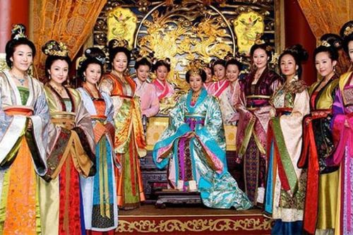Tại sao trong cung lại có rất nhiều cung tần mỹ nữ hầu hạ Hoàng đế?