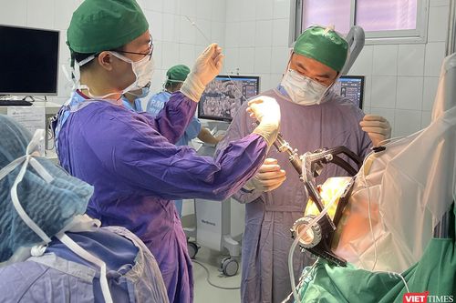 Phẫu thuật kích não sâu điều trị cho 2 bệnh nhân Parkinson nặng trở lại sinh hoạt bình thường