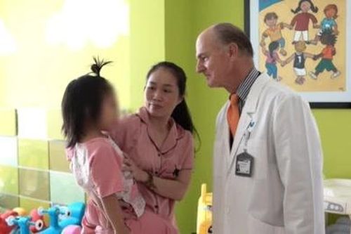 Chuyên gia tạo hình sọ não McKay McKinnon trở lại Việt Nam sau 4 năm