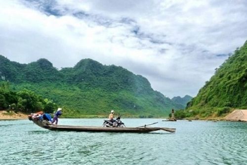 Bàu Tró: Kỳ lạ hồ nước ngọt 'không đáy' trên triền cát trắng