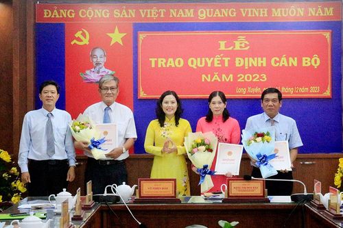 UBND TP. Long Xuyên trao quyết định cán bộ lãnh đạo, quản lý ngành giáo dục