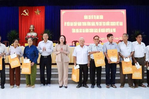 Đoàn Đại biểu Quốc hội tỉnh An Giang trao 50 phần quà cho người dân huyện An Phú