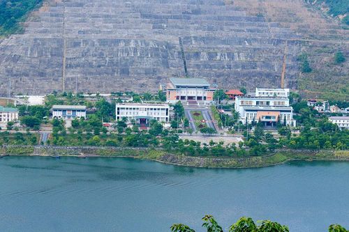 Xây dựng thị xã hiện đại, giàu bản sắc