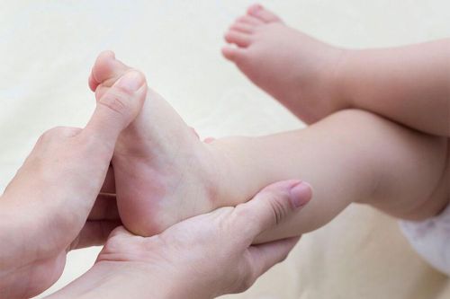 Bác sĩ trả lời: Trẻ 2 tuổi đã rụng tóc, đổ mồ hôi trộm liệu có bị còi xương?