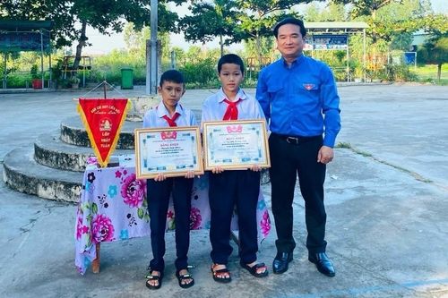 Tỉnh Đoàn Gia Lai tặng bằng khen 3 học sinh có hành động đẹp khi nhặt được của rơi