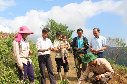 Chi bộ điển hình trong học và làm theo Bác ở A Mú Sung